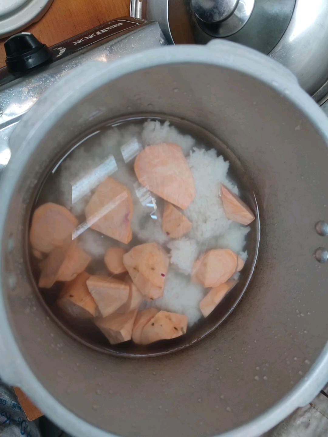 今日份早饭红薯白米粥和豆腐洋葱炒肉