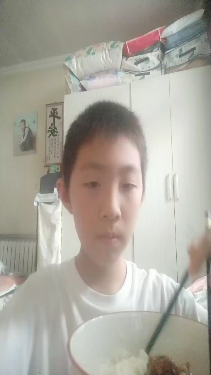 (插画面:)(吃炸酱面)
