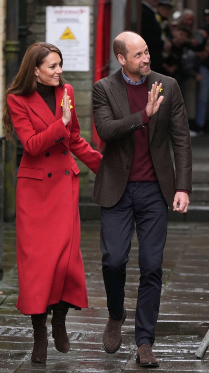 凯特与威廉现身威尔士,王妃再穿麦昆外套,尽显优雅气质!