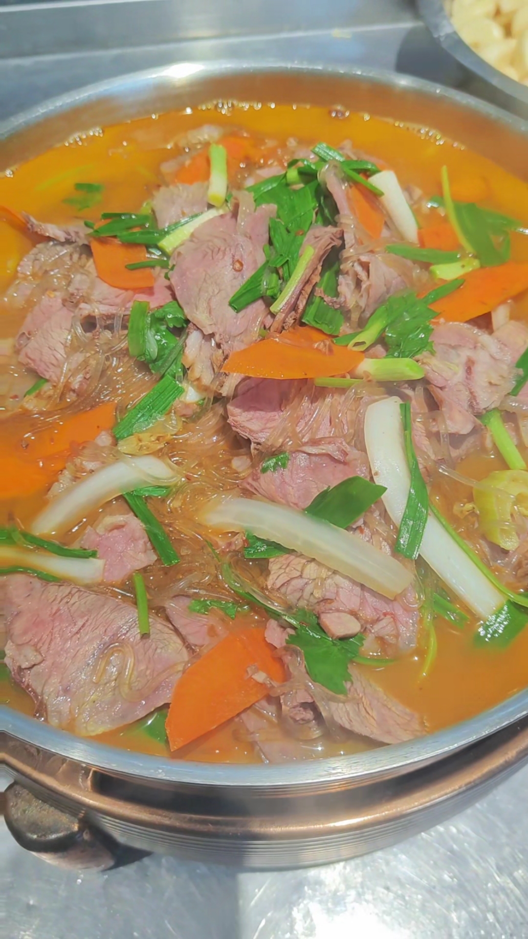 天冷吃点啥 明炉白菜牛肉粉丝 要照顾好自己吃饱饭穿暖衣