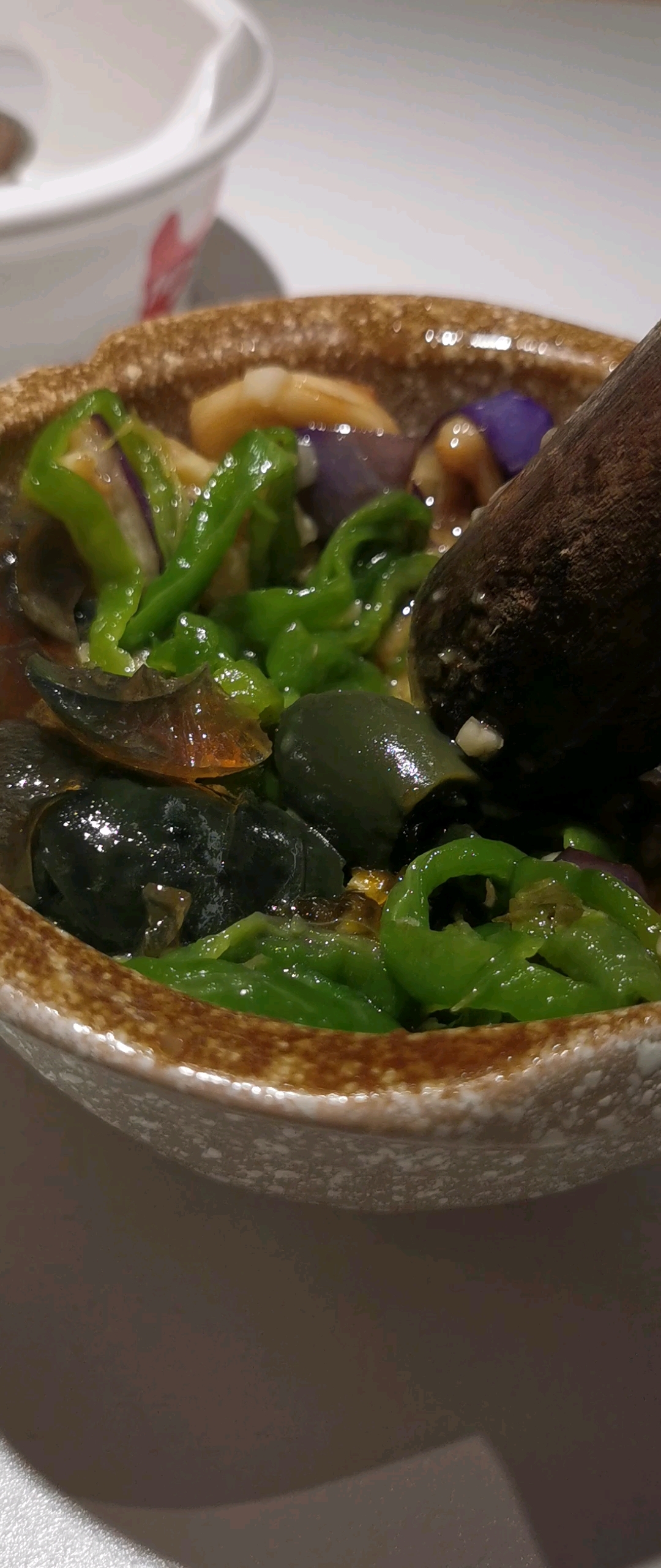 茄子辣椒皮蛋蒸熟后一起菜名擂辣椒皮蛋