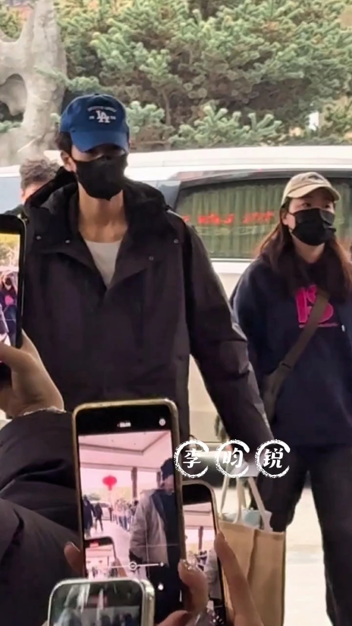 李昀锐上班路透,穿风衣戴蓝色鸭舌帽,帅气十足!