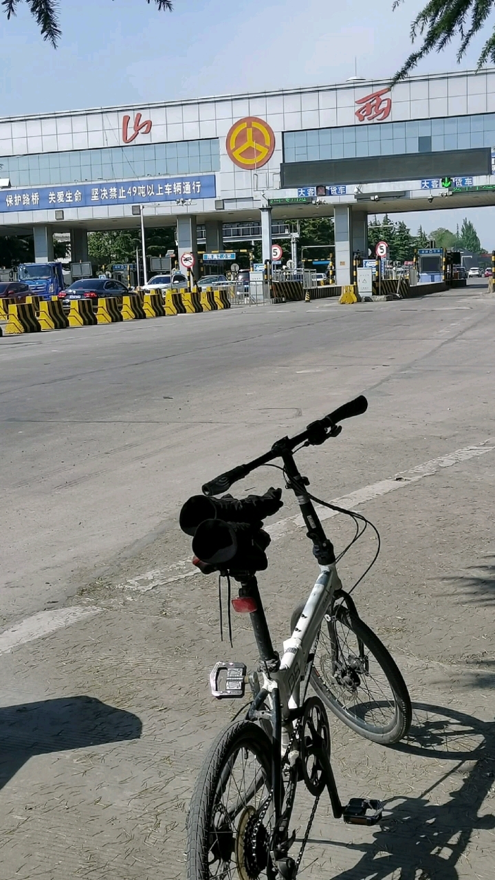 河南三门峡黄河公园江畔骑行