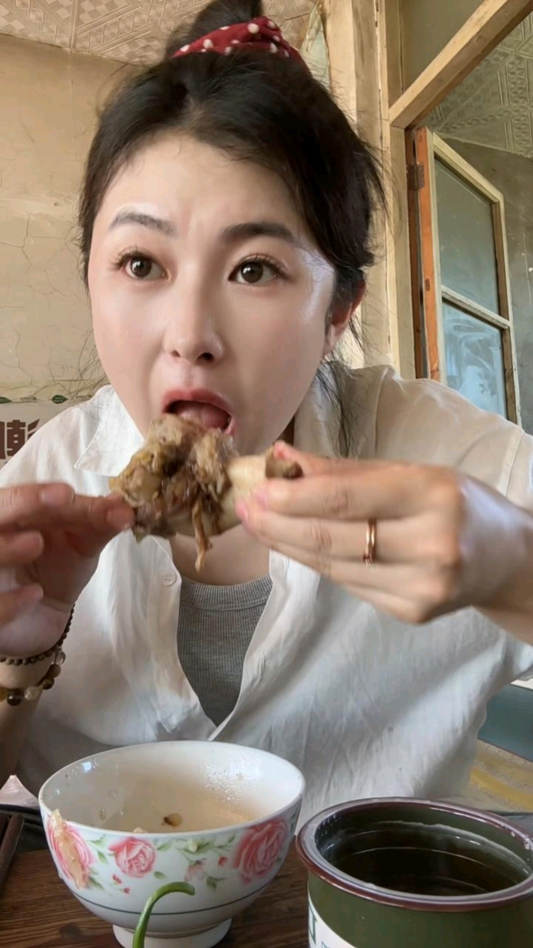陪爷爷喝茶缸酒，今天的下酒菜是杀猪菜#杀猪菜#妈呀太香了