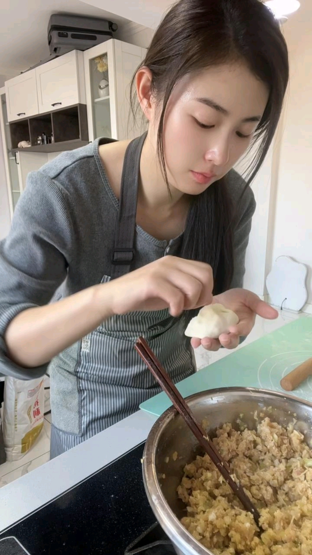 酸菜油滋啦饺子配酒,越喝越有 #酸菜油滋啦饺子 #微醺时刻 