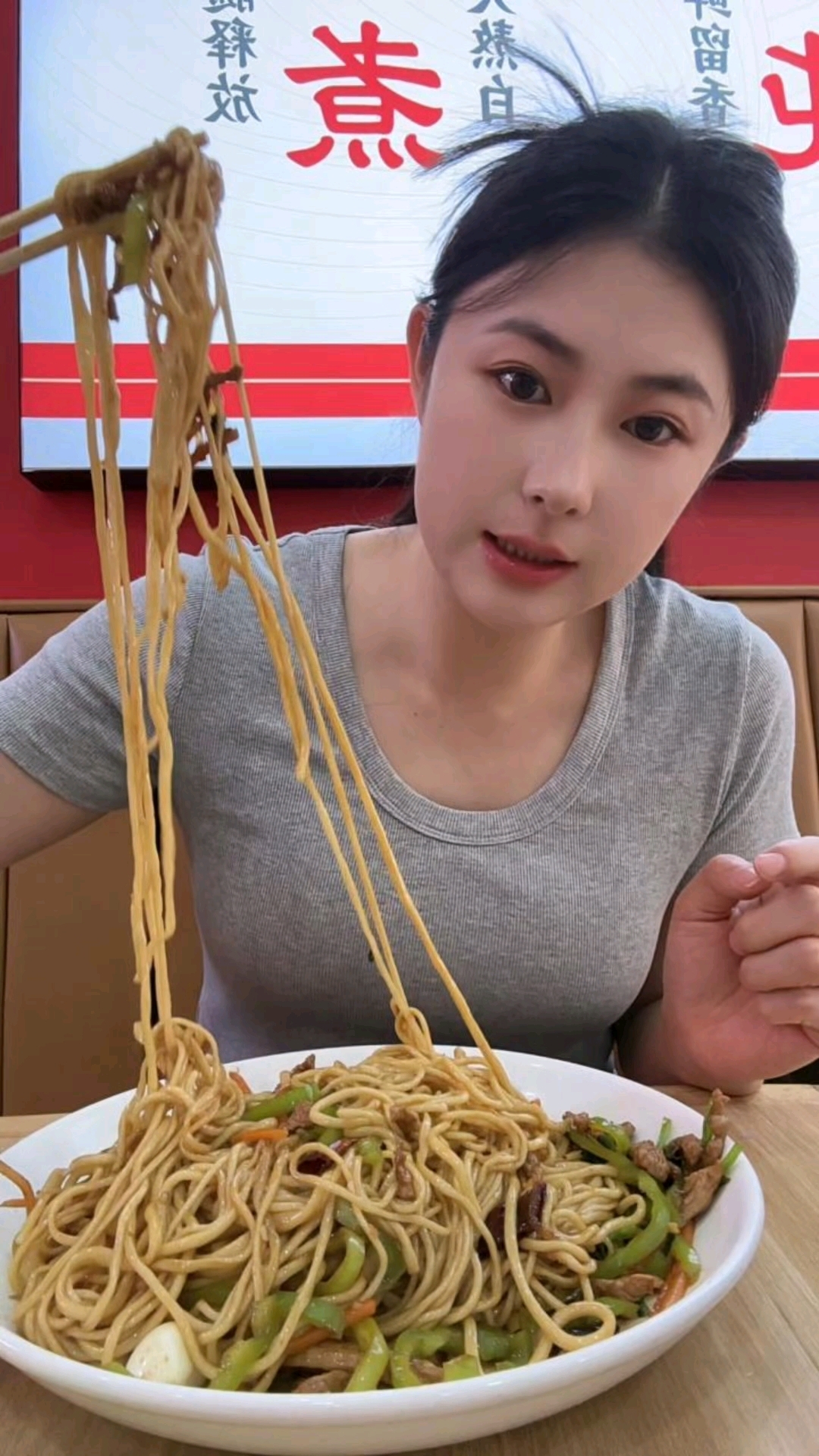 明天去双鸭山宝清县出差,今天简单吃口香辣肉丝炒面吧