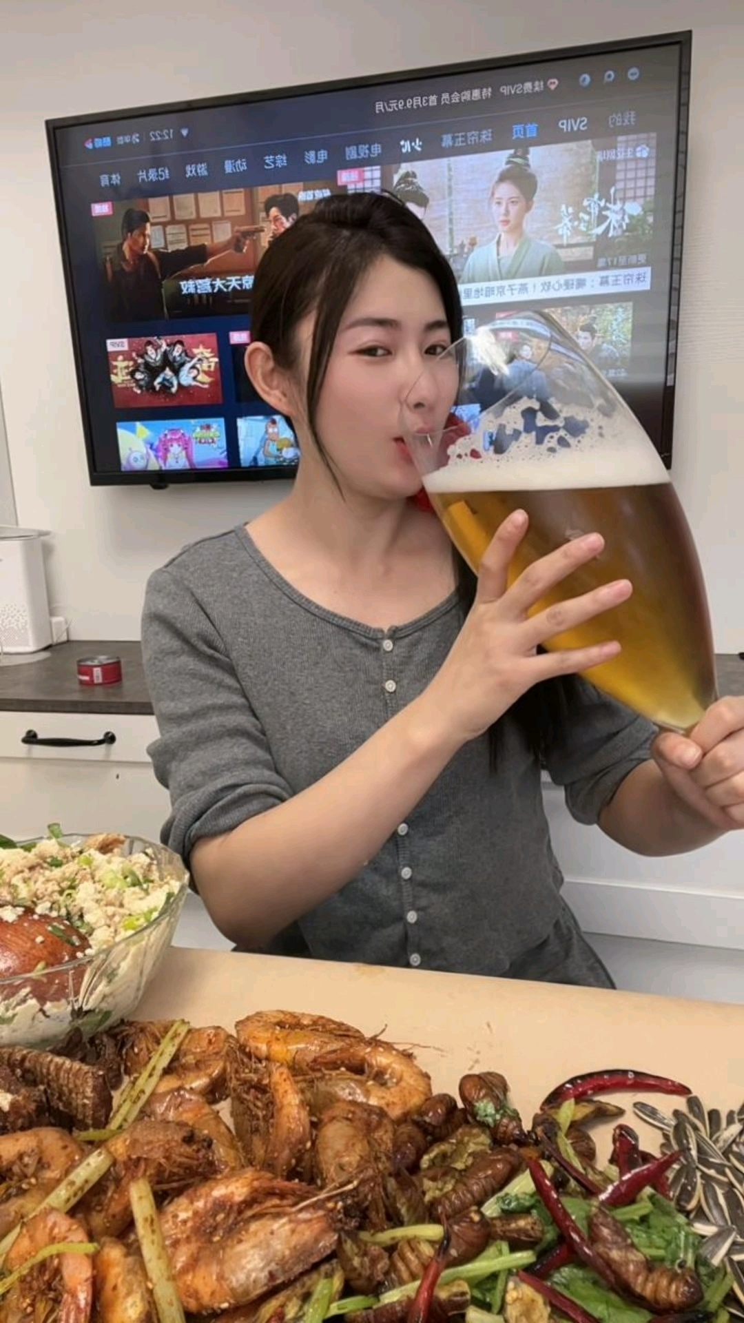 超大杯喝啤酒,配上干煸蚕蛹和油炸大虾,太过瘾了#干煸蚕蛹 
