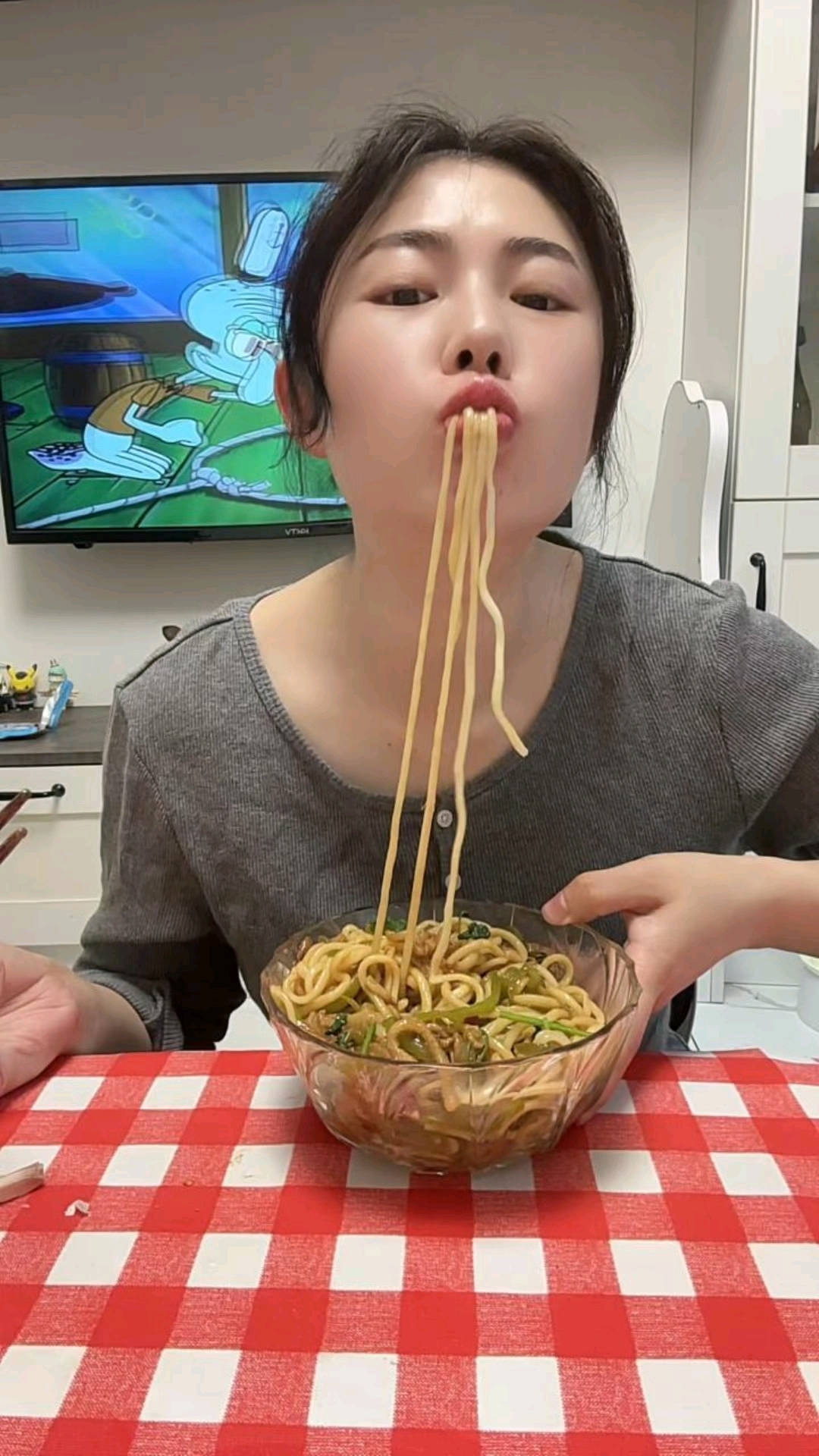 巨好吃的香辣肉丝面,和嘎嘎好吃的无骨鸡爪 #尖椒肉丝面  
