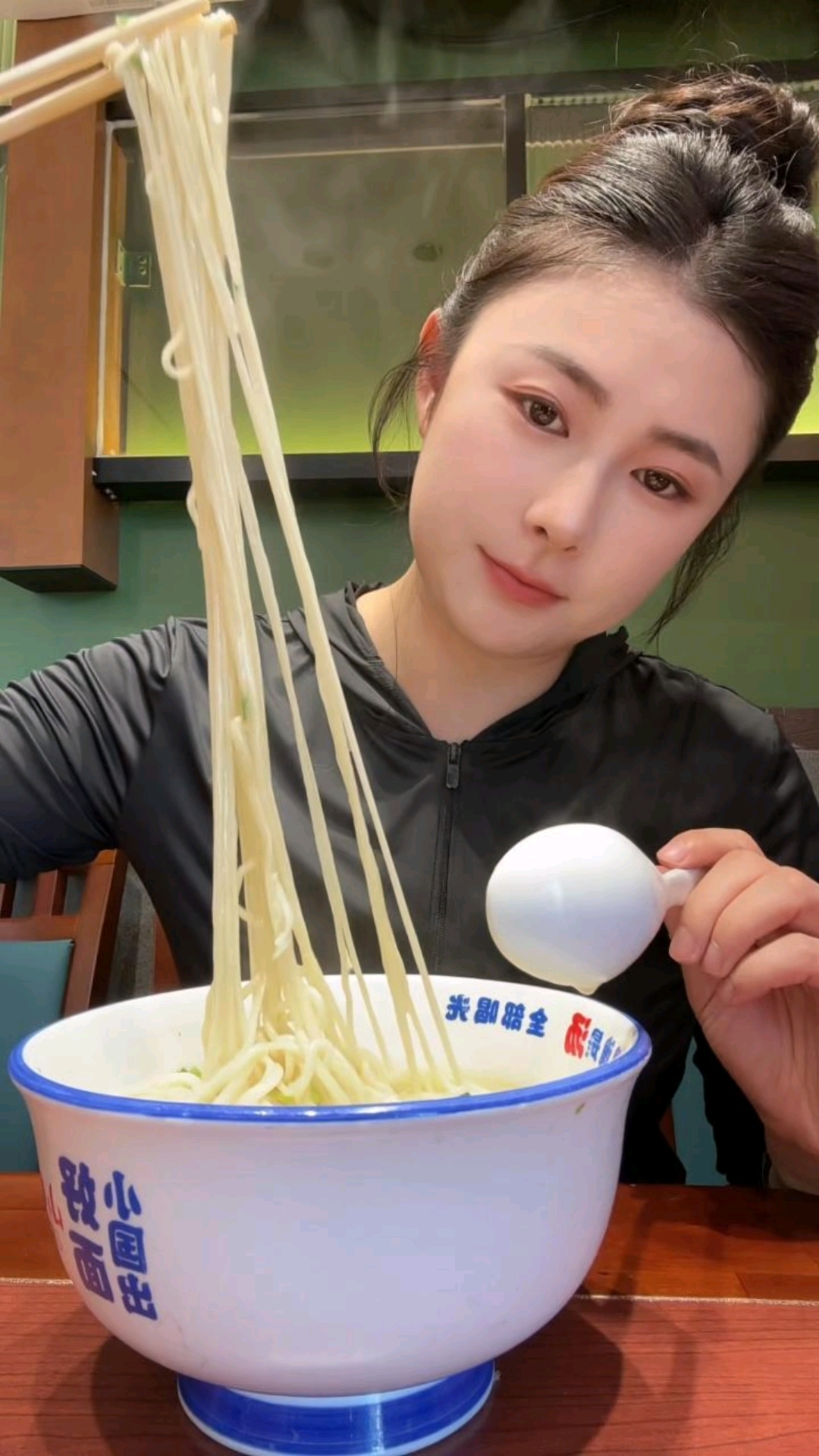 抻面配烤串,又是嘎嘎香的一顿#抻面#妈呀太香了#下班后的快乐