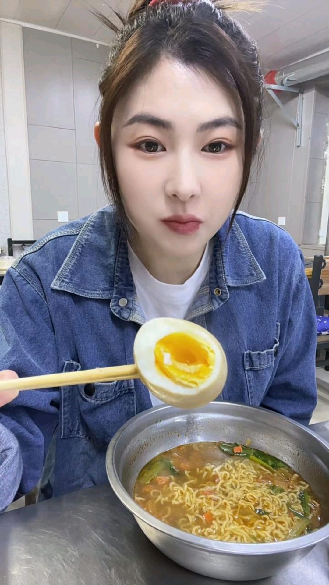 吃着烧烤,喝着散篓子,回复一下网友的疑问