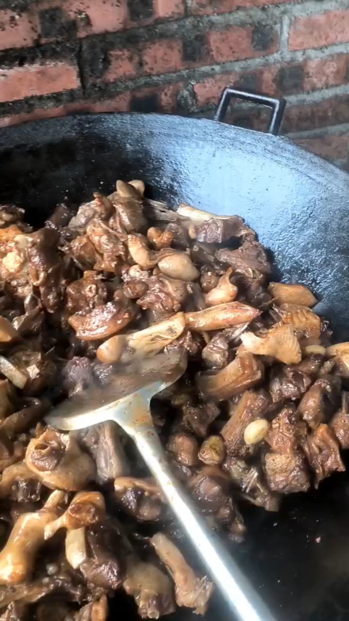 一只老鹅公变成一锅菜?