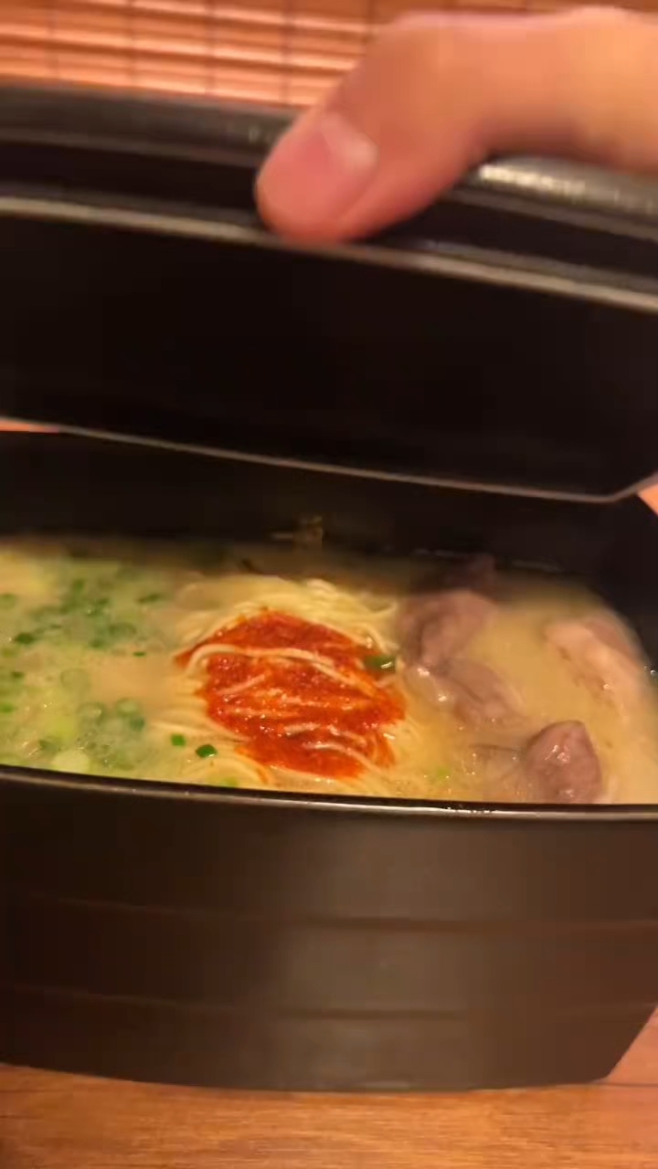 日本一兰拉面清真版超浓鸡汤底味道真不赖!