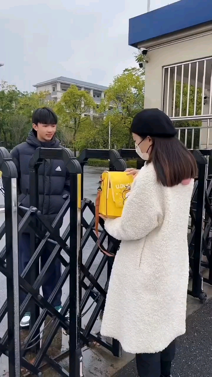儿子一句话想吃妈妈包的饺子,胡妈立马动手包好开车四十分钟送来