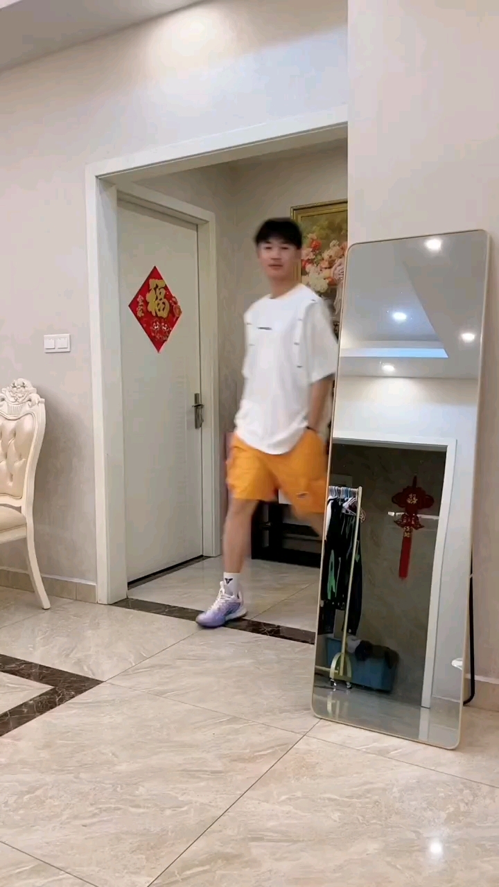 家有小白菜的注意了,我家这猪换了几身衣服冒着四十度高温出门了