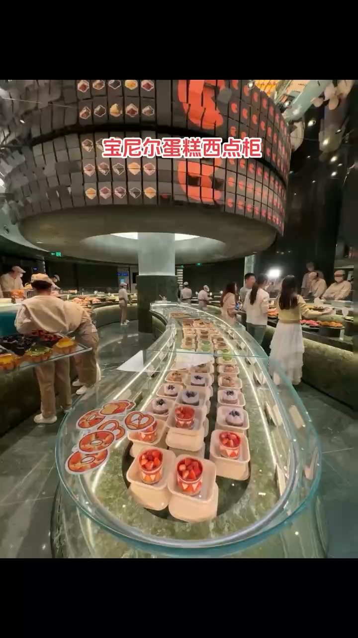 蛋糕展示柜里的蛋糕太爱了