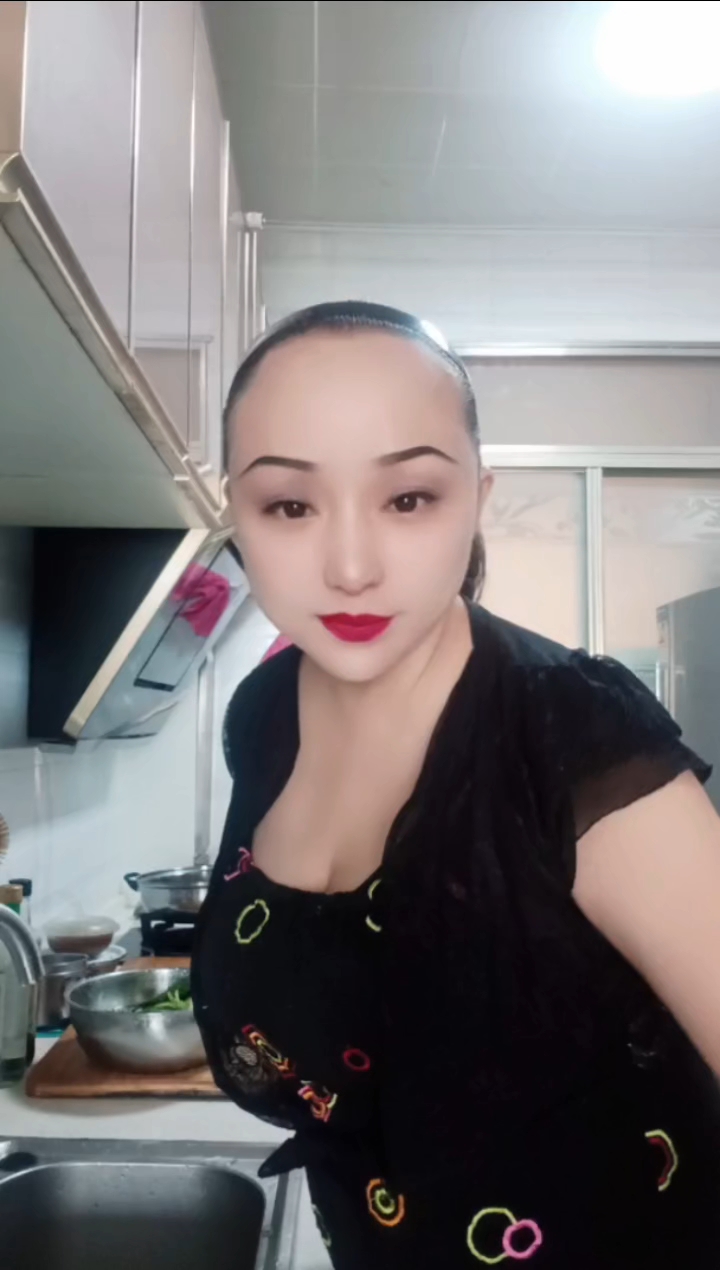 栾晶女主厨制作美食家常菜,印尼佛教素斋菠菜鸡蛋水饺,拜佛素食