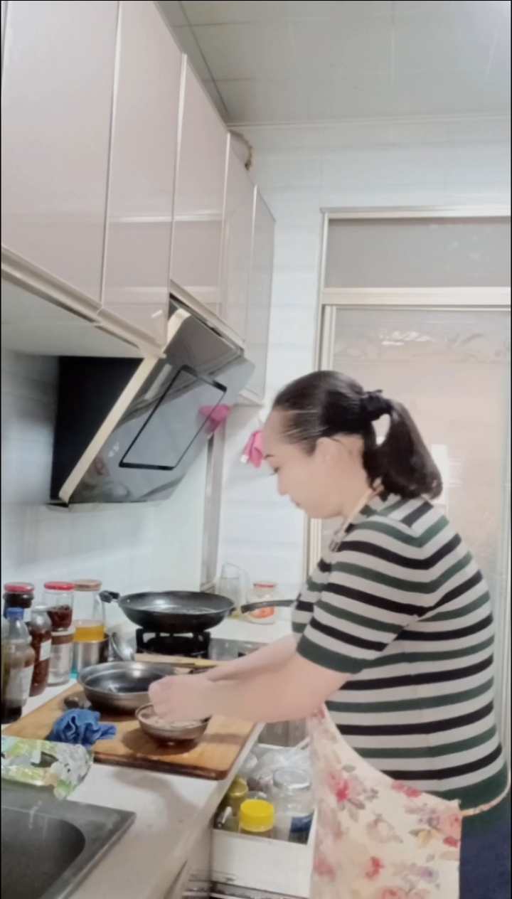 栾晶女主厨制作传统手工剃刺鱼肉酸馅蒸饺皮薄干净肉质鲜香。