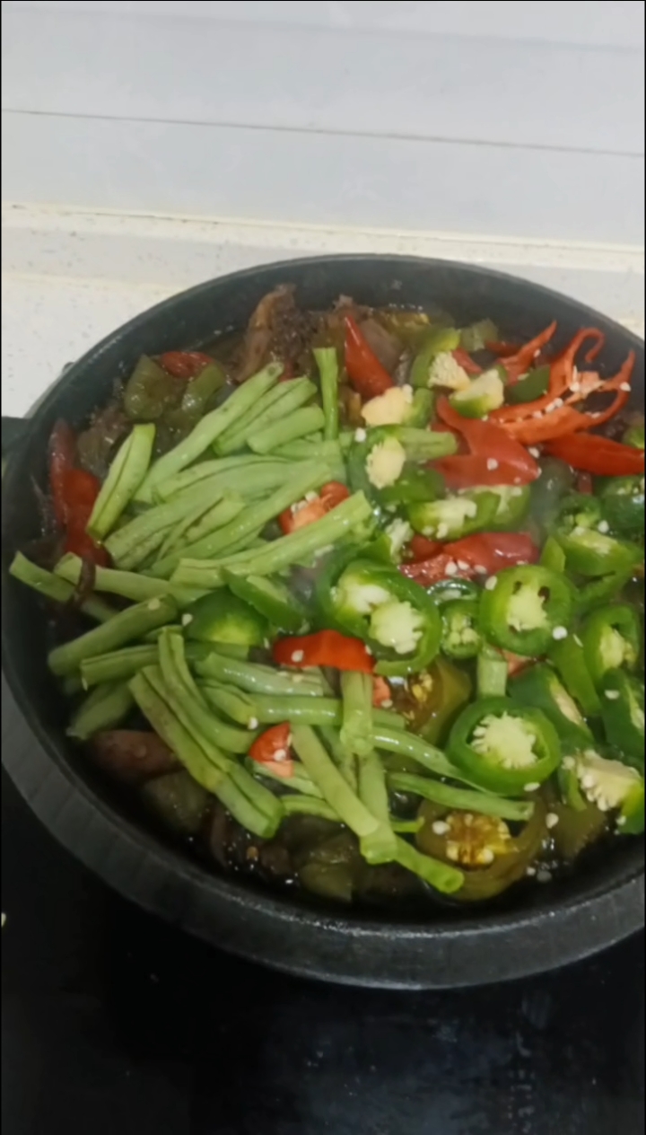 栾晶女主厨制作美食西餐业印尼料理咖喱菜食饭铁板焖香辣浓汤。