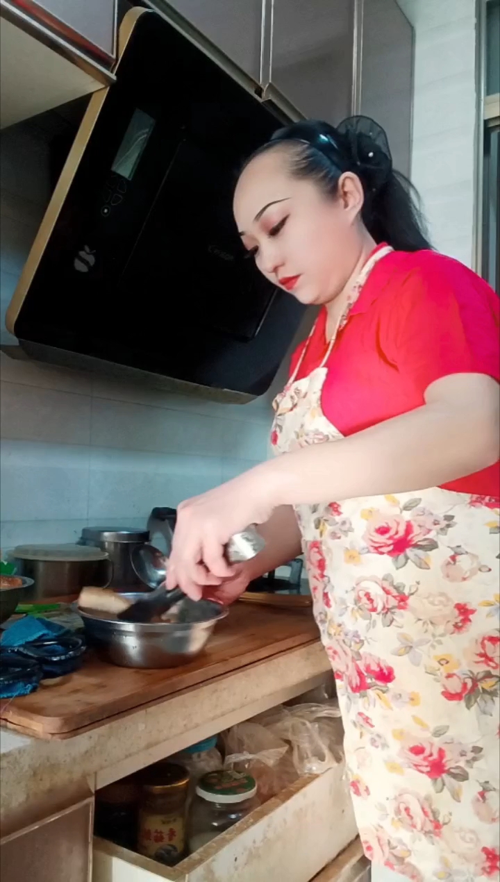 栾晶女主厨制作美食家常菜品,栾记扣肉梅菜笋丝过程蒸肉一个钟头