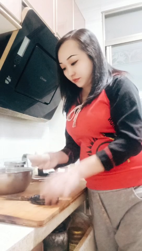 栾晶女主厨制作美食油炸猪肉盒子。