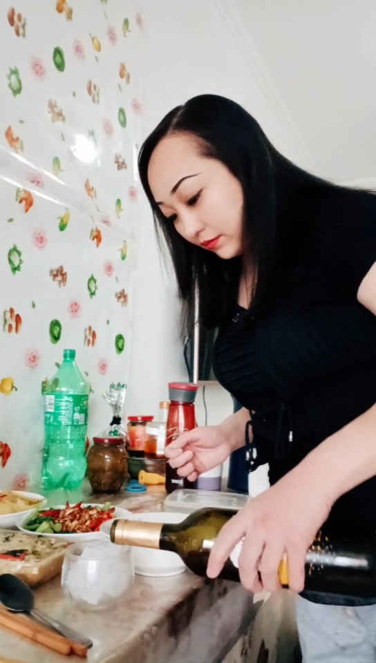 栾晶女主厨制作美食家常菜,蒜汁菜心,蒜汁陈醋土豆片,香煎鲅鱼