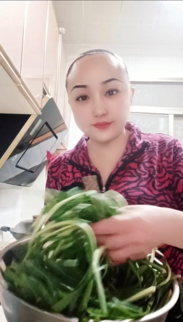 栾晶女主厨制作美食家常菜,鸡蛋韭菜盒子,猪肉丸萝卜丝粉丝汤。