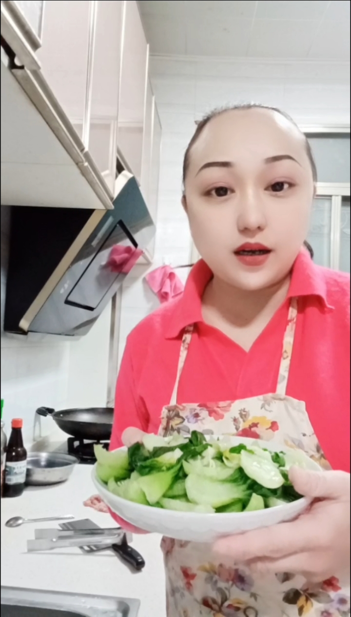 栾记私房菜创始人栾晶女主厨制作美食家常菜,粤式油菜猪肉冒。