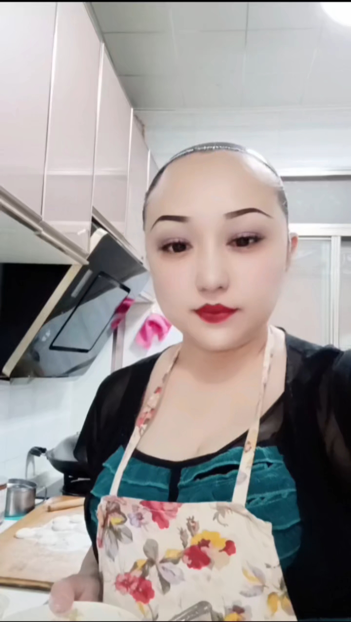 栾晶女主厨菜品泰国料理牛肉包油炸,紫菜蛋花卤过水面。