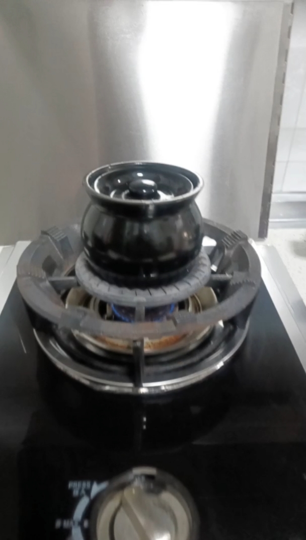 炖盅两用方便实用好吃的佛跳墙菜系都是这种做法，栾记私房菜创始人栾晶女主厨爱吃粤菜滋补汤菌菇