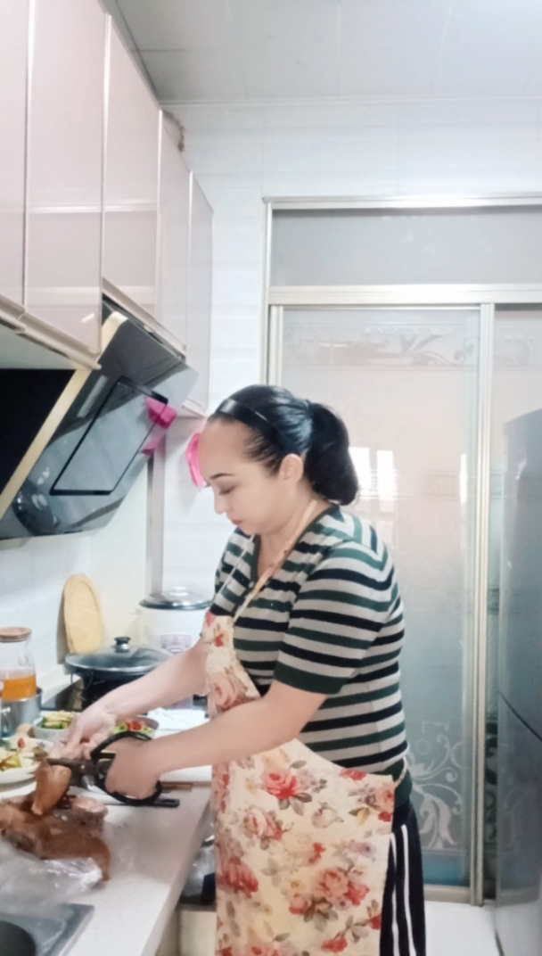 栾记私房菜创始人栾晶女主厨印尼料理铁板鸭肉饭咖喱菜。