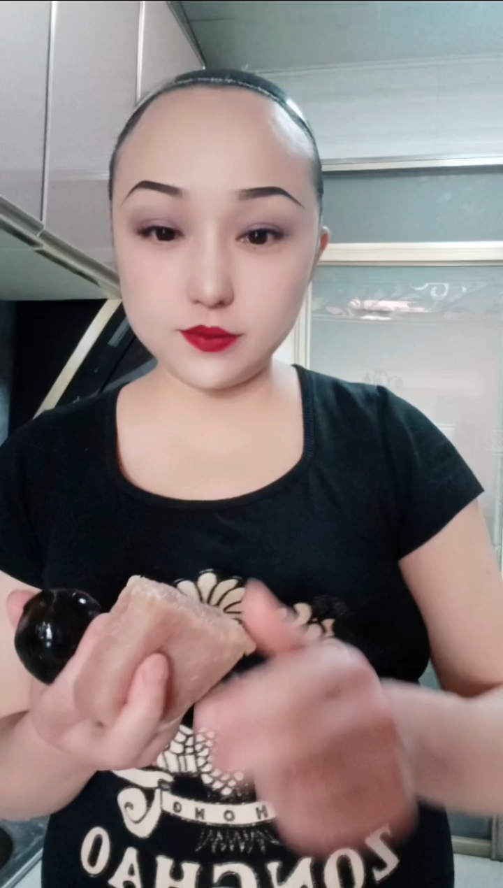 栾晶女主厨制作美食皮蛋瘦肉粥正宗做法简单清爽不油腻。