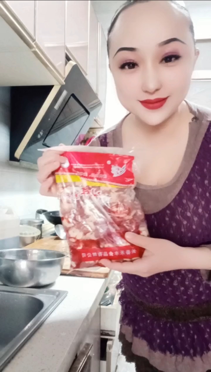 栾晶女主厨制作美食家常菜,开边鸡心油焖,油菜豆腐瘦肉,鸭血面
