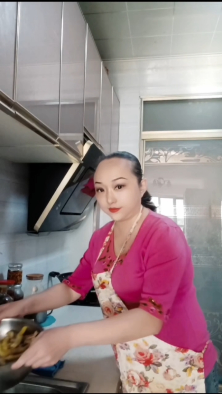 栾晶女主厨法国料理菜品,法式凉拌黄金勾,法式拍黄瓜香菇炝菜。