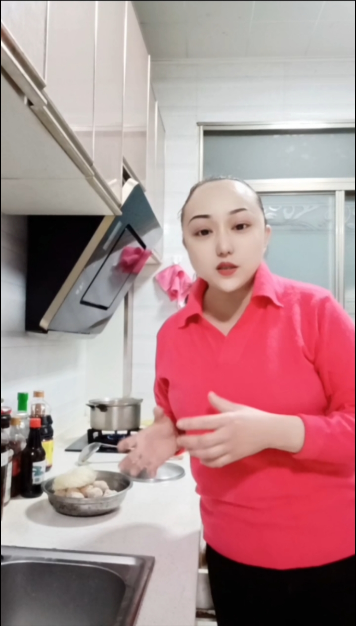 宏达宴栾记私房菜创始人栾晶女主厨煲汤胡土薯牛肉丸，于萍饺子