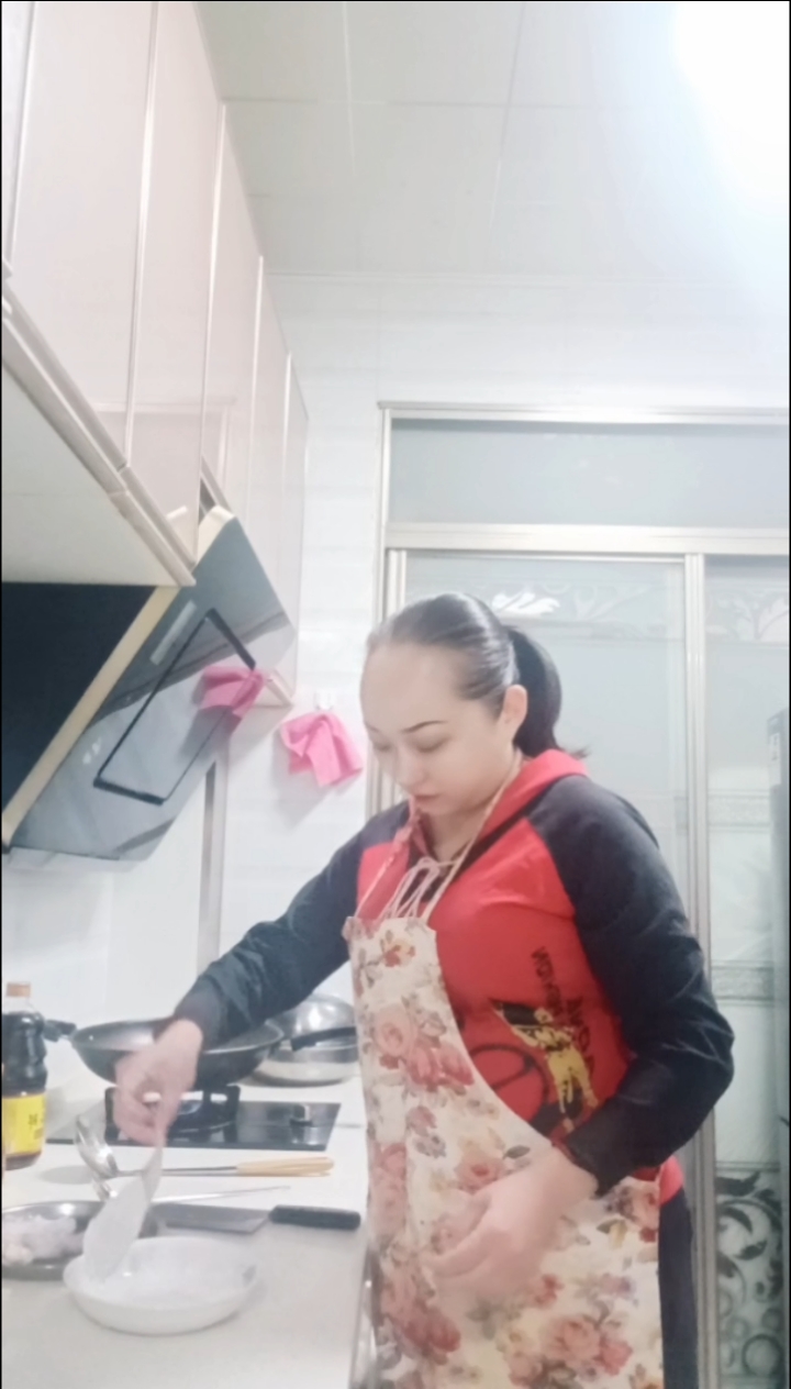 栾记私房菜创始人栾晶女主厨制作粤菜主题,麻辣九兔鱼过程简单。