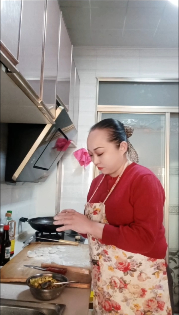 宏达宴栾记私房菜创始人栾晶女主厨包饺子百年老馅老菜老味道。