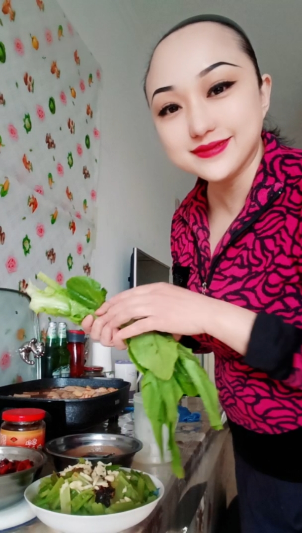 栾晶女主厨制作美食家常菜品火锅,绝对秘方辣椒油,素拌芹菜爽囗