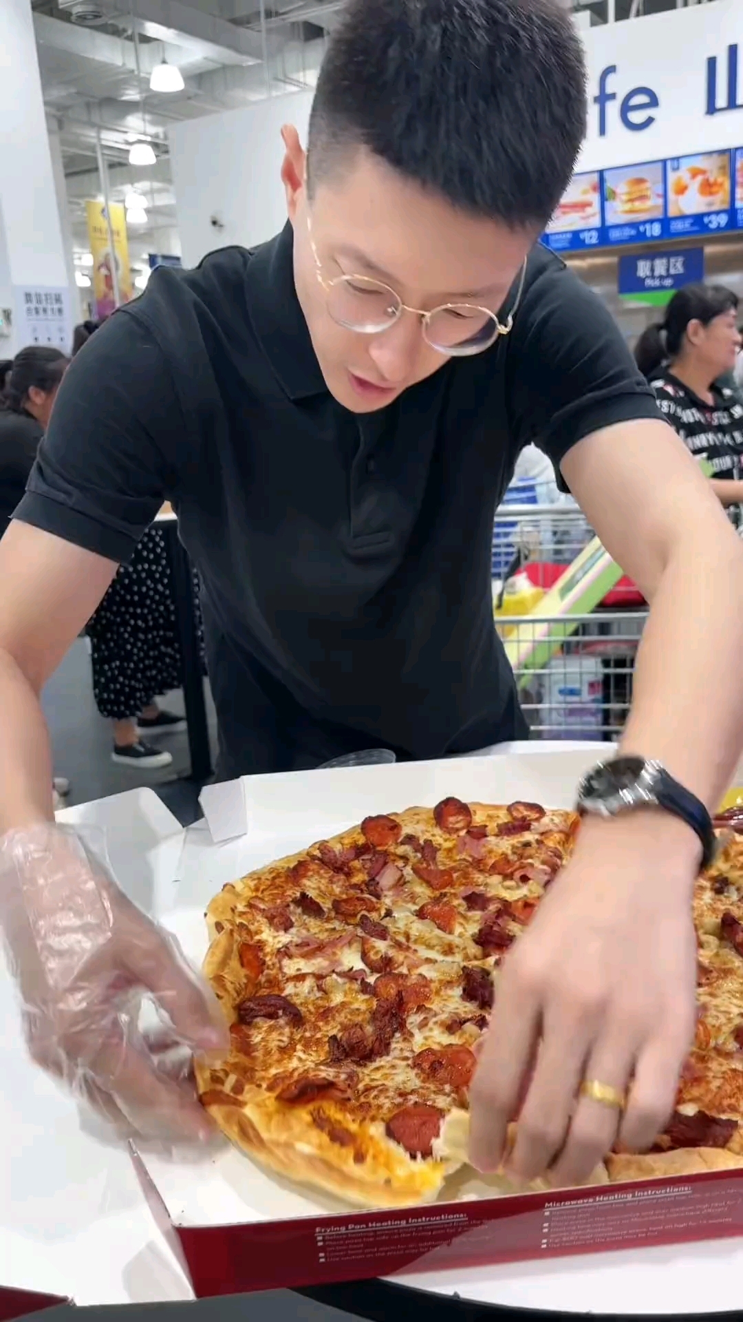 和保洁两个人炫18寸大披萨