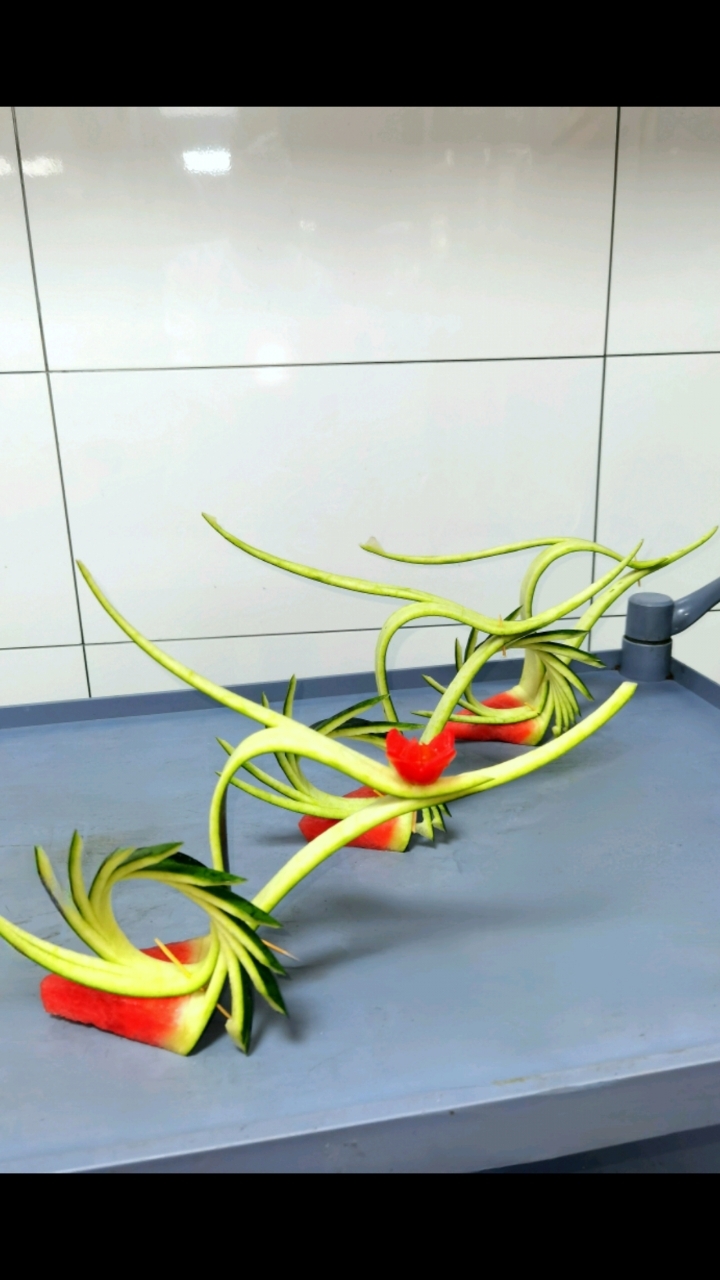 花式果盘制作过程,简单易操作,西瓜皮雕刻