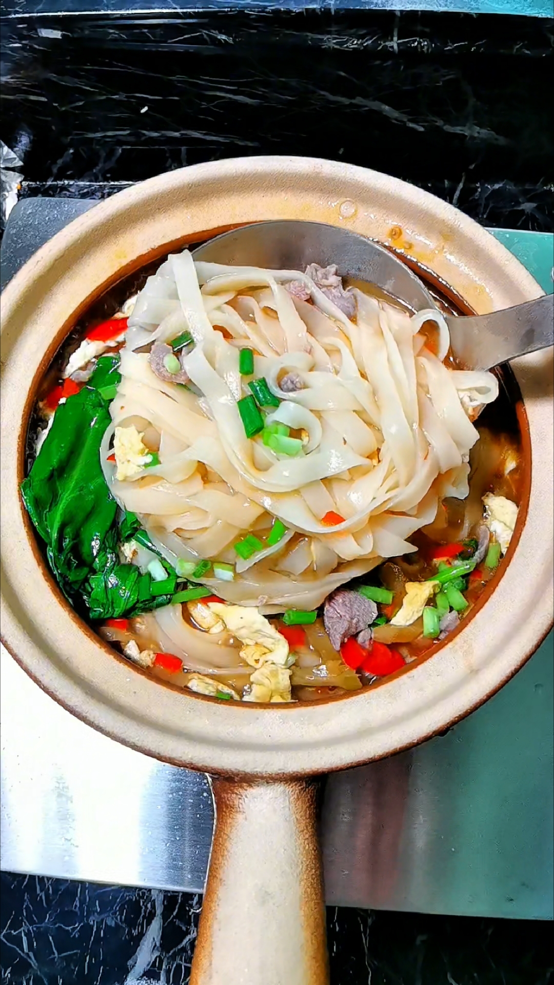 早餐不知道吃什么,那就这样煮一碗榨菜鸡蛋鲜肉汤石磨河粉吧