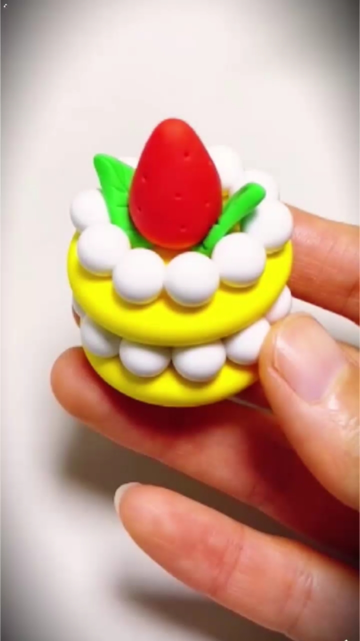 儿子的生日，和儿子一起用粘土做个生日蛋糕，祝儿子生日快乐！