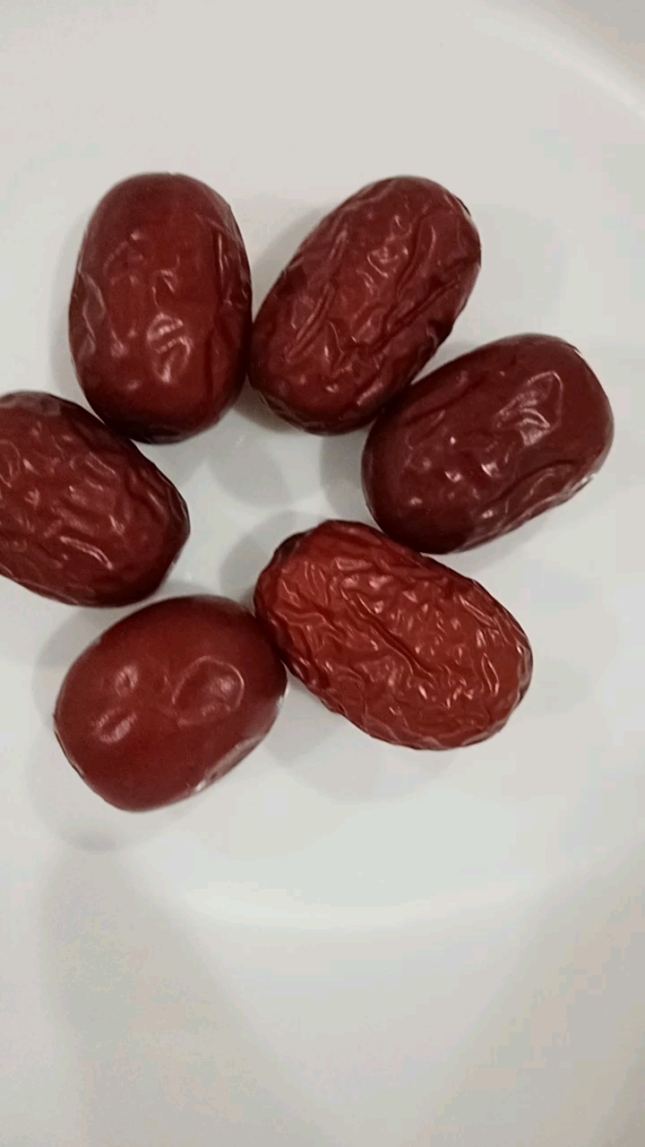 腊八节用11种食材做的腊八粥,红枣、莲子、红豆、绿豆、黑豆等