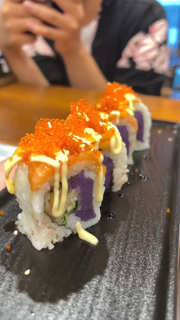 中国人不骗中国人,这个紫薯三文鱼芒果寿司真的好吃!