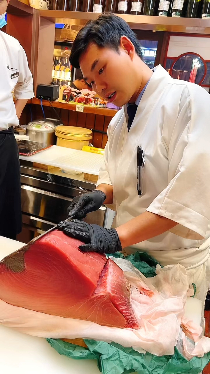 你喜欢吃蓝旗金枪鱼的中腹,还是大腹?