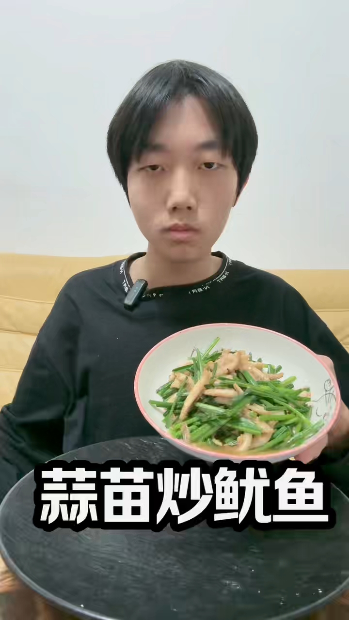 粉丝点餐:蒜苗炒鱿鱼+青菜面筋
