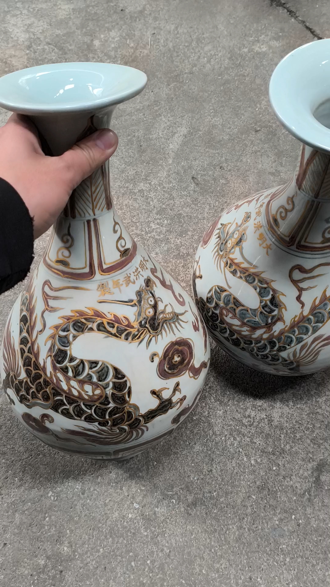 在家里面发现了一对一子,上面画满了龙纹