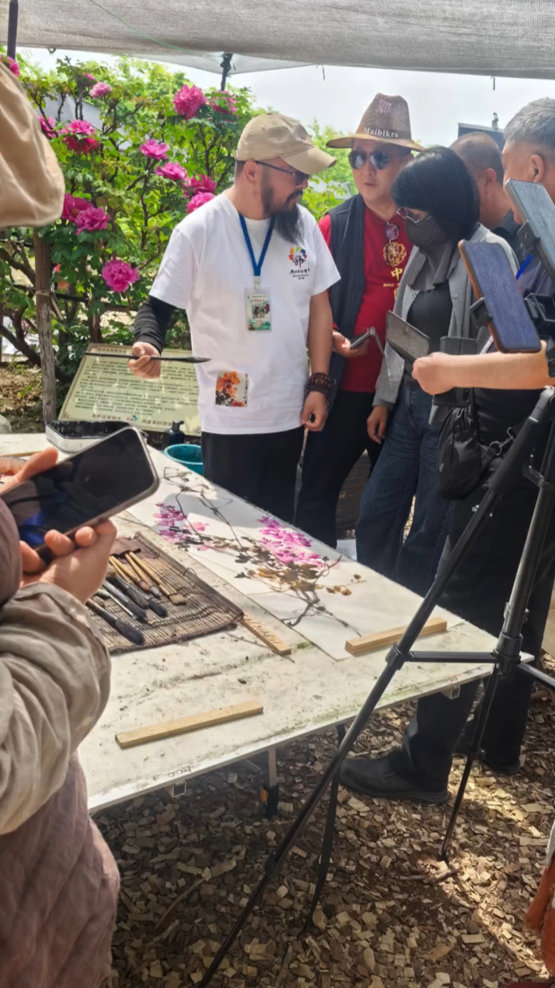 著名写意花鸟画画家，导师付建在菏泽带领学生写生牡丹。