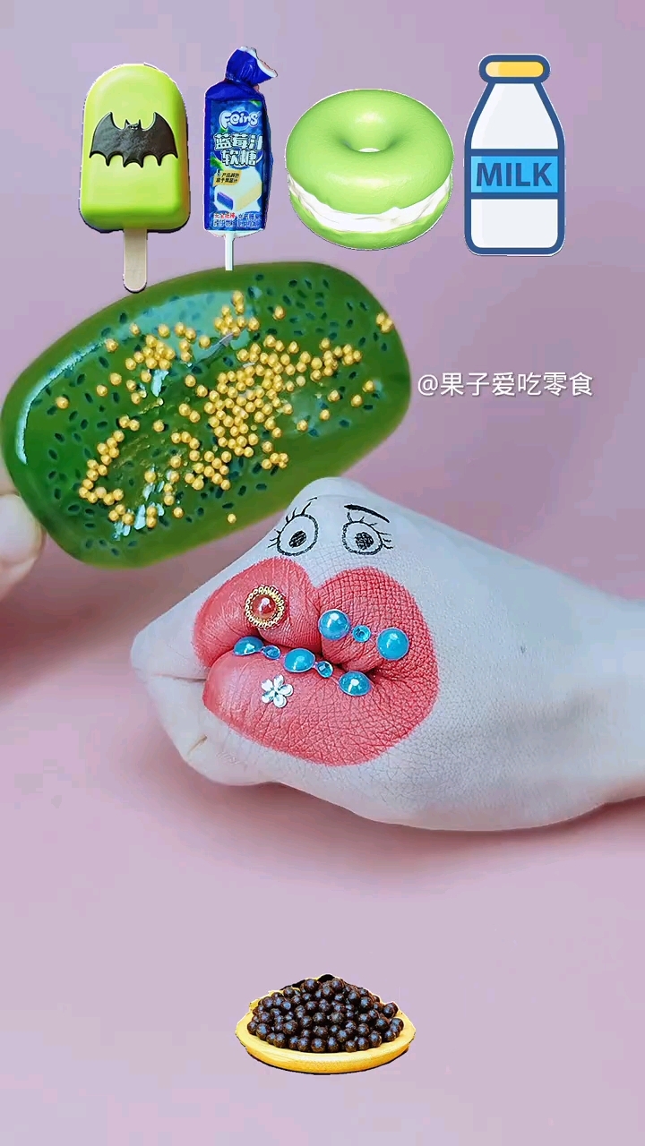 趣味美食,果子吃漂亮的果冻、棒棒糖,还有姐姐做的美味巧克力哦