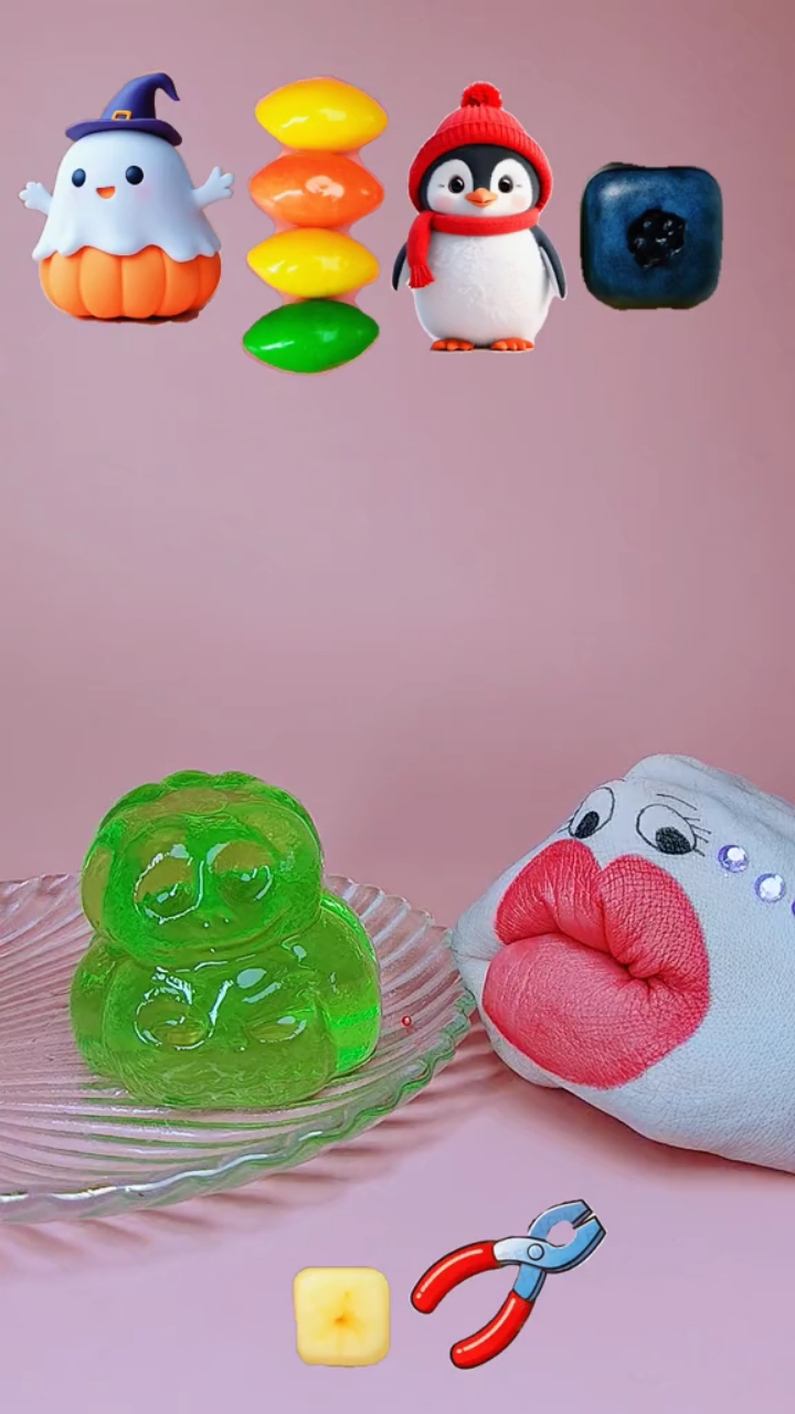果子吃零食,搞怪南瓜和小企鹅果冻,还有方块琥珀糖,好甜蜜呀