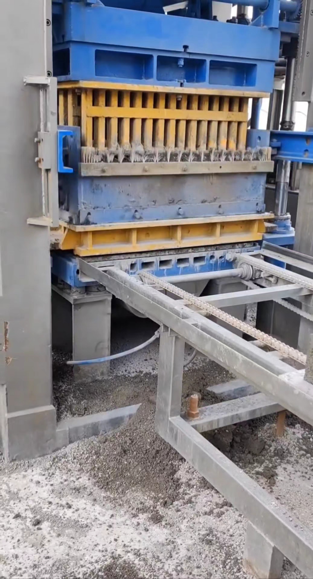 众科全自动免烧砖机生产现场